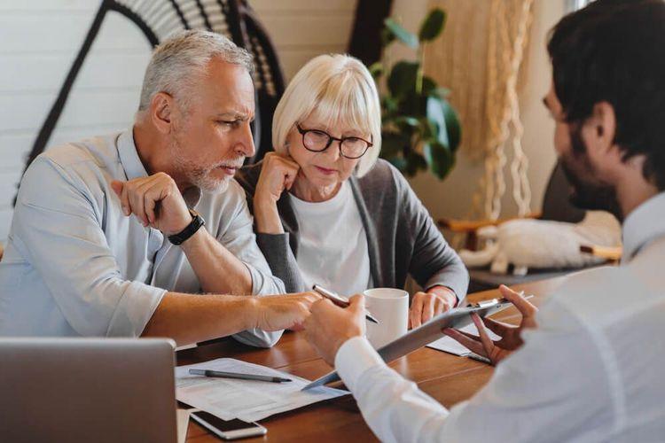 L’assurance maladie doit être clarifiée avant le départ de Suisse et l’installation en Espagne. Couple de retraités suisses analysant leur assurance maladie avant de s’installer en Espagne